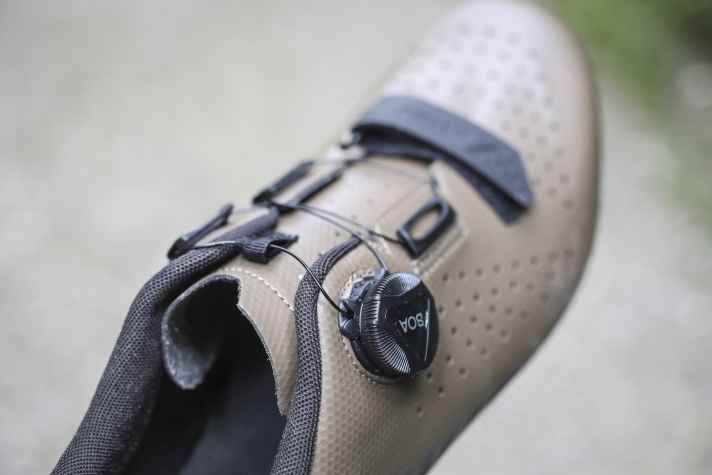 150 Euro will Mavic für den Cosmic Boa SPD. Dafür gibt es einen Boa-Verschluss, gedämpfte Einlagen und eine Nylon-Glasfaser-Sohle