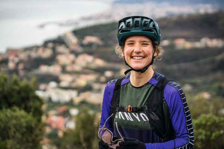 Ines Thoma hat schon viele Bikepacking-Abenteuer bestritten und weiß, dass es neben dem Gewicht bei der Ausrüstung auch um die Mitnahme der persönlichen Lieblingsteile geht.