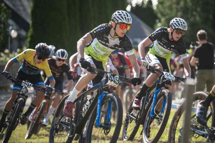 Max und Elias beim Kopf-an-Kopf-Fahren bei der <a href="https://www.bike-magazin.de/events/rennen/bike-junior-team-die-4-bundesnachwuchssichtung-in-albstadt/" target="_blank" rel="noopener noreferrer">Bundesnachwuchssichtung in Albstadt</a>. Beide kämpften um die ersten Plätze.