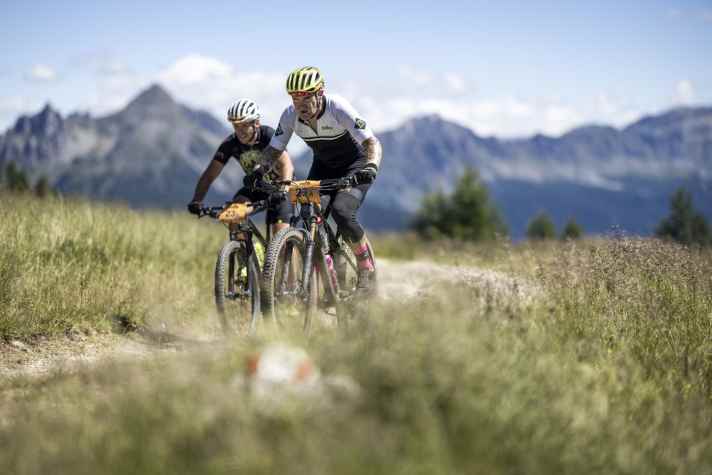 Der Herr rechts im Bild: Henri Lesewitz, BIKE-Chefredakteur, Langstreckenexperte und Teilnehmer der ersten BIKE Transalp Challenge 1998.