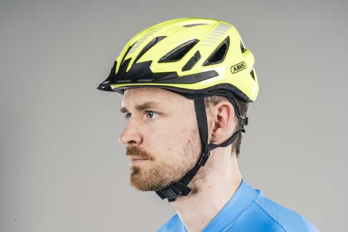 Das Tragen eines Helms ist beim Radfahren grundsätzlich empfehlenswert. Er schützt vor schweren Verletzungen und erhöht mit entsprechende Features auch die passive Sicherheit und Sichtbarkeit.
