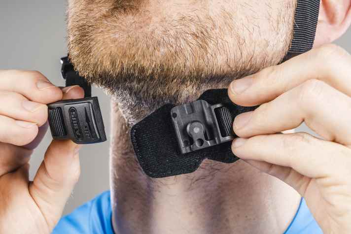 Das Fidlock-Magnetgurtschloss am Abus Urban-I erspart nerviges Gefummel und erhöht den Bedienkomfort beim Schließen des Helms.