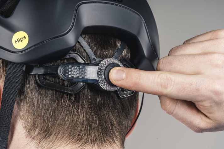 Licht am Heck: Per Druck auf das Drehrad kann ein LED-Licht aktiviert werden, wahlweise im Blink- oder Dauerlicht-Modus.