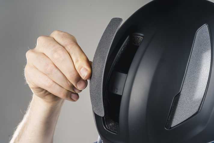 Mehr Luft für den Kopf? Dafür können die großflächigen Reflexelemente aus der Helmschale des 
KED Reach DT-1 entnommen werden.