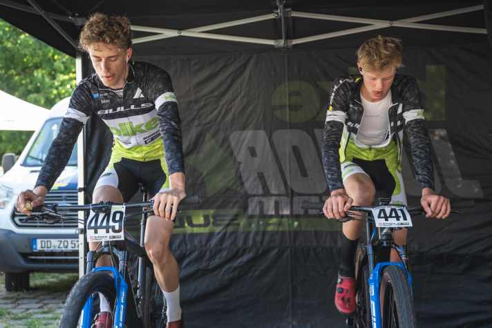 Max Ebrecht und Elias Hückmann vom BIKE Junior Team beim Warmfahren.