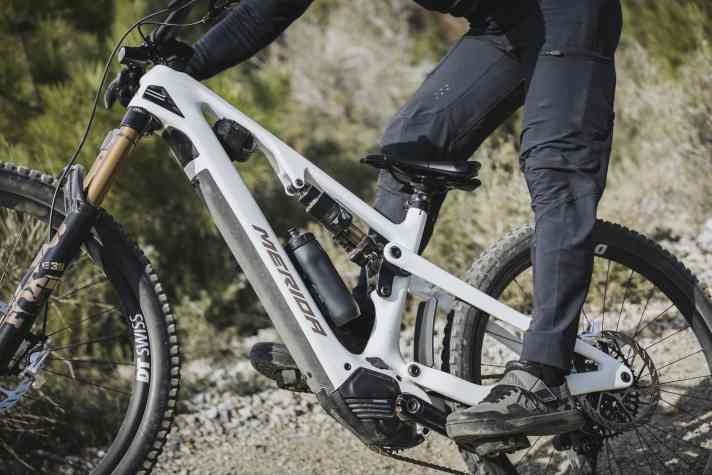 Das Merida eOne-Sixty CF priorisiert Gewicht und Handling vor Reichweite.