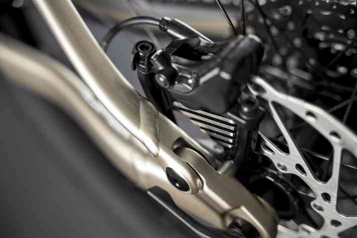 Im Unterschied zum eOne-Sixty setzt das eOne-Fourty auf ein zusätzliches Gelenk am Hinterbau. Der große Bruder arbeitet hier mit flexenden Streben.