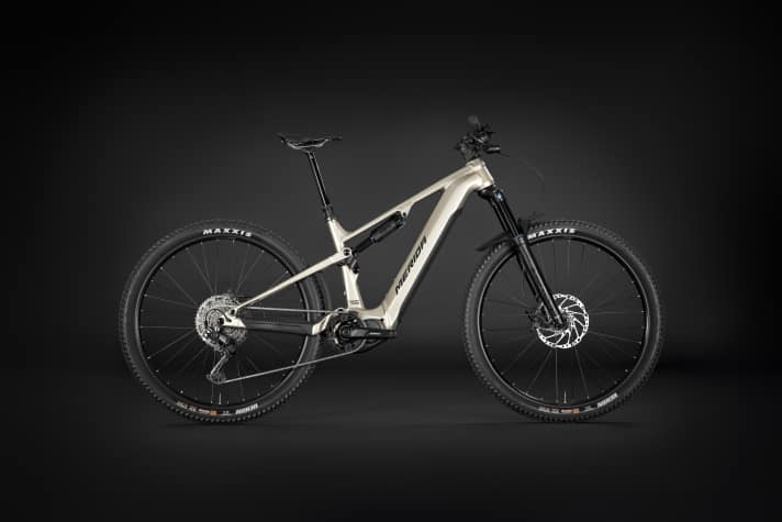 Das Merida eOne-Fourty setzt auf das gleiche Grundgerüst mit Alu-Rahmen wie das eOne-Sixty Lite, kommt mit 150/143 mm Federweg und zahmen 29er-Reifen aber gediegener daher.