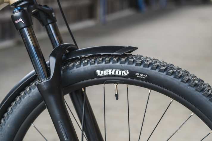 Breite Mountainbike-Reifen von Maxxis bringen dem Merida Fahrsicherheit auch abseits befestigter Wege und rollen trotzdem noch gut.