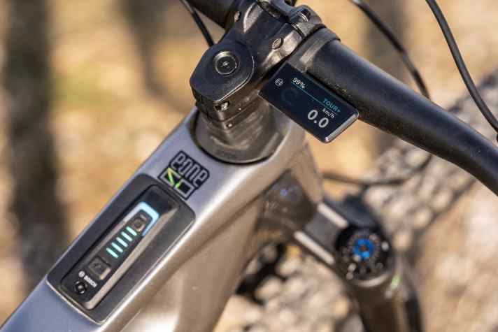 Das neue Bosch-Display Purion 400 sitzt gut geschützt hinter dem Lenker und bietet viel Information bei unaufdringlicher Optik. Als Gehirn des Antriebs fungiert der Systemcontroller im Oberrohr.
