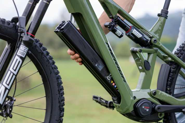 Die Batterie kann schnell und einfach aus dem Unterrohr geklappt werden. Es passen wahlweise Powertube 800 oder 600 ins Bike.