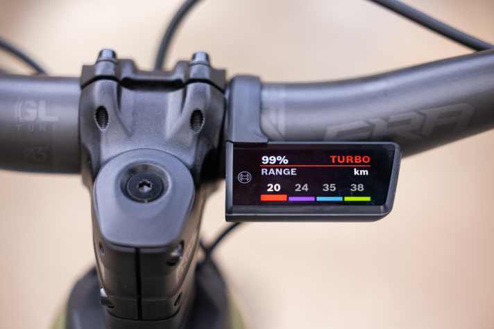 Das neue Bosch-Display Purion 400 sitzt kompakt hinter dem Lenker und gibt viele Informationen Preis. Gut ablesbar!