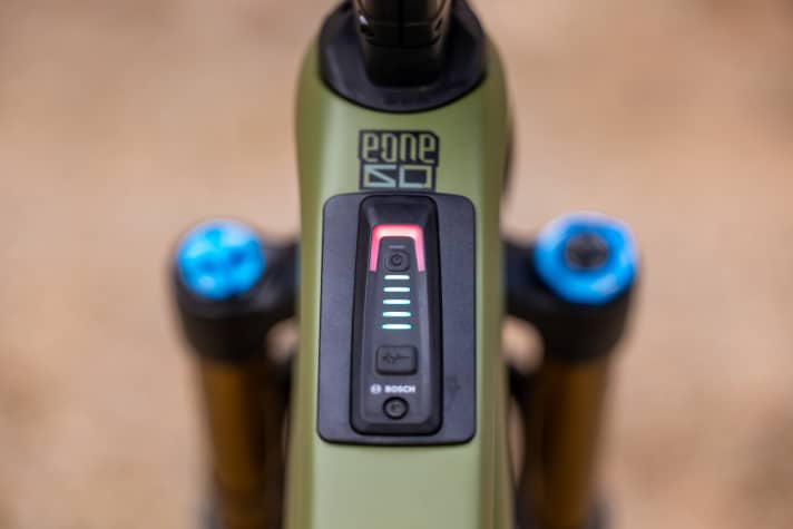 Die LED-Anzeige sitzt auf einer auf Abdeckplatte. Das ist aktuell an vielen neuen Bosch-Bikes der Fall. Wir kennen keine Details, doch es kann sich eigentlich nur um eine Vorbereitung für ein zukünftiges, größeres Bosch-Display handeln.