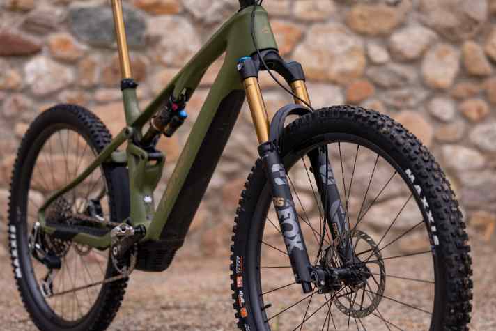Die Fox 36 Factory GripX arbeitet sensibel und ausbalanciert, ohne den Fahrer mit zu vielen Einstelloptionen zu überfordern. Das Mehrgewicht der dicken Enduro-Gabel 38 spart sich Merida.