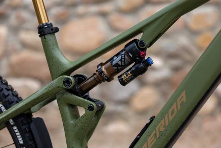 Auch beim Dämpfer spart Merida etwas Gewicht und setzt auf den Float X statt den dicken X2. Sinnvoll für ein allroundiges Light-E-MTB, wie wir finden.