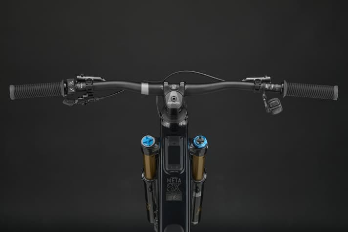 Im Oberrohr des Alu-Rahmens sitzt das Touch-Display von DJI.