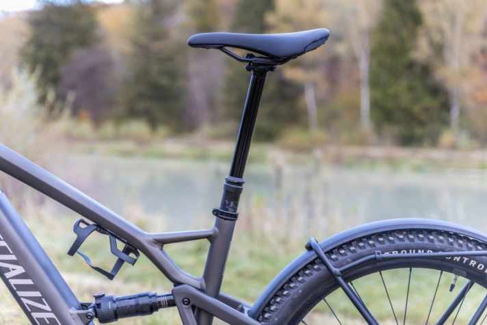 Specialized Turbo Tero X 4.0: Die versenkbare Sattelstütze von TranzX bietet in den Rahmengrößen L und XL satte 200 Millimeter Verstellweg. Ein Komfort-Plus in Alltag und Gelände.