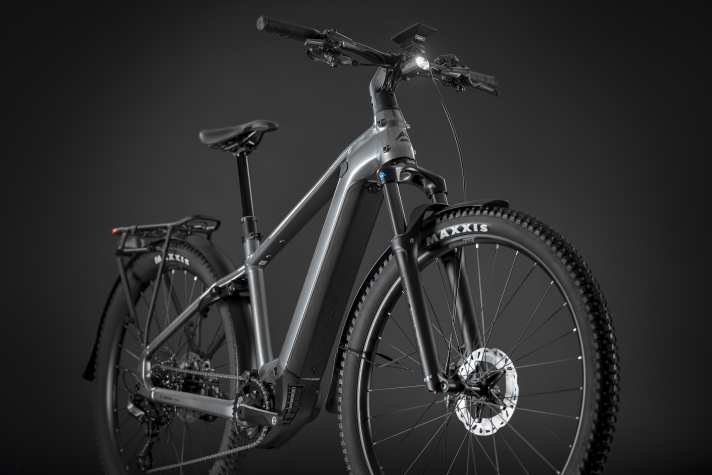 Für alle Wege gerüstet: das Merida eFloat CC SUV-Bike mit Mountainbike-Bereifung und Federgabel