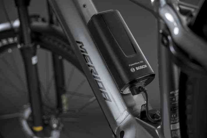 Das eFloat CC ist optional mit 600 Wh oder 800 Wh Akku erhältlich. Wer auf Nummer sicher fahren will, bekommt auch den Bosch PowerMore Range Extender mit 250 Extra-Wh dazu