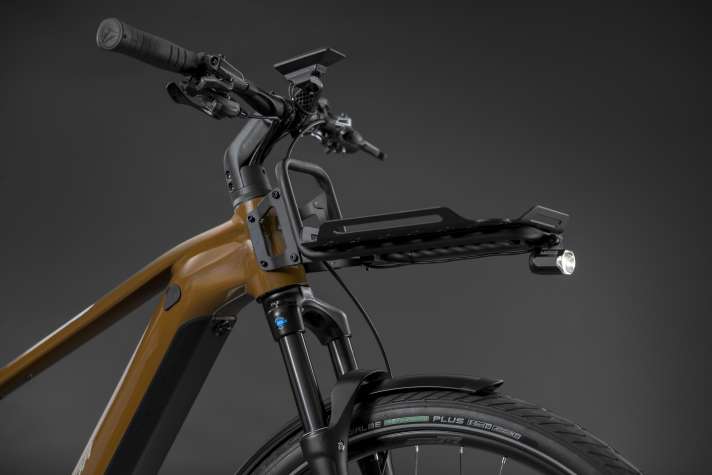 ... Der Frontgepäckträger schafft weitere 10 Kilo. Er ist am Steuerrohr montiert, was auch dem besseren Fahrverhalten dient.