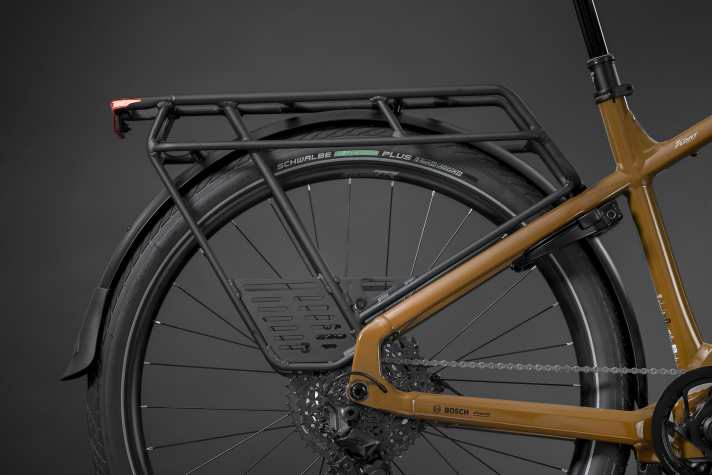 Bitte aufladen: wer im Alltag oder auf Tour mit viel Gepäck unterwegs ist, ist mit dem Merida eFloat HD gut beraten. der stabile Hinterrad-Gepäckträger kann mit 40 Kilo beladen werden...