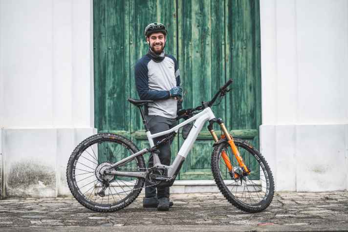 EMTB-Redakteur Adrian Kaether mit dem Focus Sam² 6.9. Wer kennt die Location am Uphill zu den ikonischen Finale-Trails Pino Morto, Little Champery oder an der Nato Base? Wer solches Gelände liebt, könnte mit dem Charakter des Sam² glücklich werden.