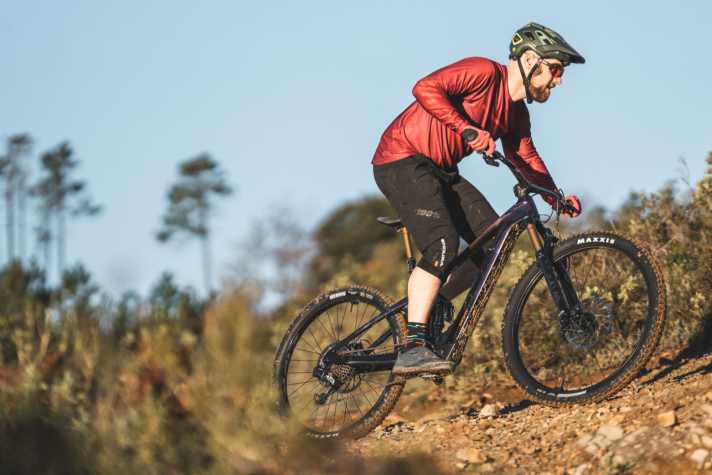 Bergauf schiebt der Motor kräftig, bei voller Leistung steigt aber leicht die Front. Das Fahrgefühl ist unter anderem durch das elektronische Fahrwerk sportlich und straff.