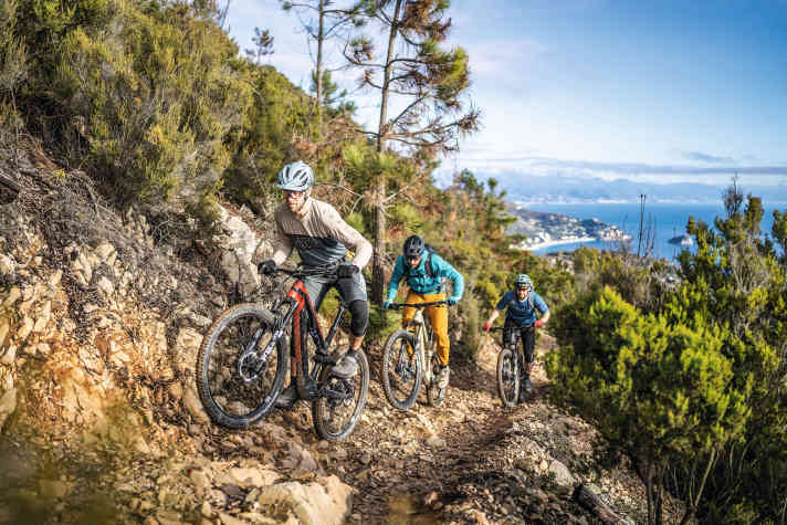 Schwere Uphills gelingen mit dem Rotwild R.X 375 für Light-Verhältnisse gut. Die Power des Motors erleichtert steile Rampen - begünstigt dann aber auch ein aufsteigendes Vorderrad. Hier ist aktive Fahrweise gefragt.