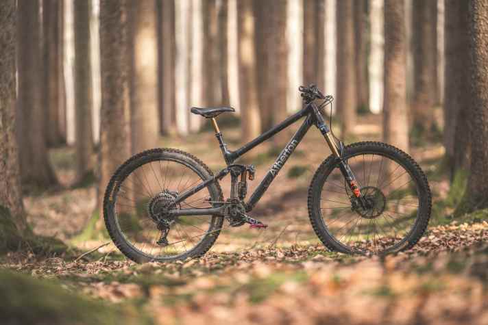 Dank 3D-Druck können die Geschwister Atherton die Titan-Muffen für ihre Bikes in Großbritannien produzieren.