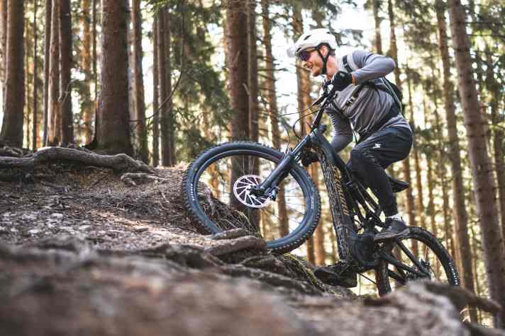 Die 90 Newtonmeter des Brose-Antriebs schieben das Specialized auch steile Rampen locker hinauf.