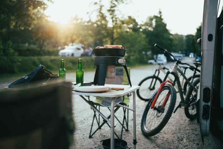 Rund ums Mountainbiken ist in der Erlebnisgesellschaft ein florierender Zubehör- und Dienstleistungsmarkt entstanden. Biken und Campingurlaub beispielsweise versprechen eine hohe Erlebnisdichte, die hervorragend emotional vermarktet werden kann.