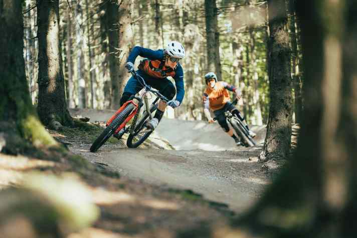 Seit den Beginnen des Mountainbikens sind Flowtrails und Bikeparks als Erlebnis-Arenen bei Mountainbikern immer populärer geworden.