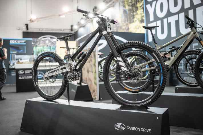 Am Stand von Gates gab es die neueste Ausbaustufe des Gamux Sego Downhill-Bikes zu bestaunen.