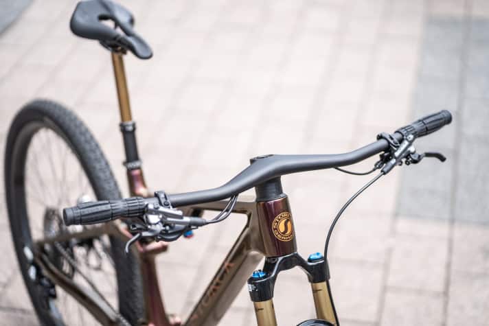 Während viele Hersteller inzwischen eine Leitungsführung durch den Steuersatz wählen, verschwinden die Kabel bei Storck bereits durch die massive Lenker-Vorbau-Einheit ins Innere des Bikes.