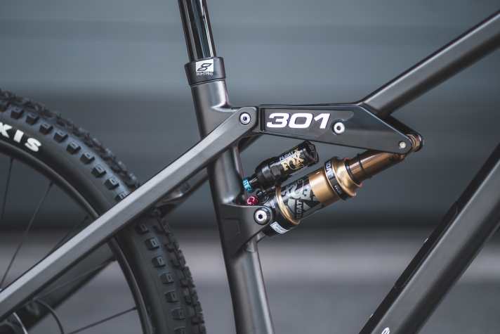 Während an der Gabel 150 Millimeter Federweg anliegen, bietet der Hinterbau des neuen Liteville 301CL Mk1 Carbon “nur” 130 Millimeter Hub.