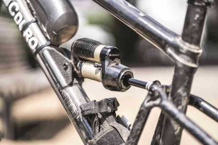 Intend gehört zu den wenigen europäischen Herstellern von Federelementen. Auf der Eurobike in Frankfurt zeigte Intend-Chef Cornelius Kapfinger diesen Intend Hover Gamechanger Dämpfer mit Kühlrippen.