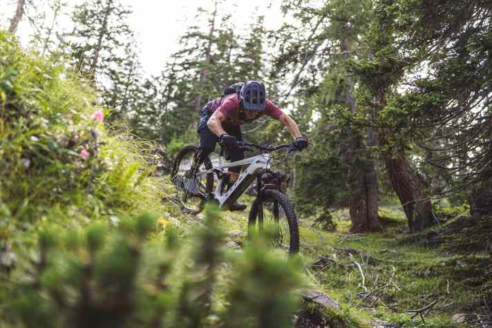 Fühlen sich richtig wohl, wenn es bergab geht: Das Vitus E-Mythique LT und EMTB Testfahrer Christian Schleker.