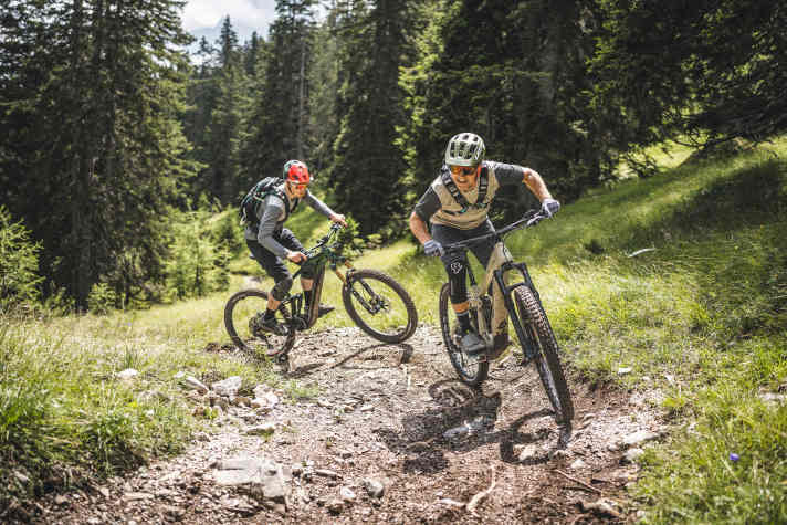 Im Uphill gehörte das Moustache Samedi 29 Trail (links im Bild) zur absoluten Spitzengruppe unseres Vergleichstests. Nicht zuletzt dank starkem Bosch-Motor und hervorragender Traktion.