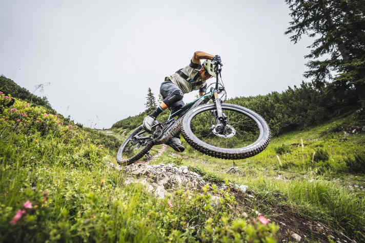 Sorry, Kollege Schleker, aber wir haben dich schon mal entspannter mit einem Bike über Geländewellen scrubben sehen. Fairerweise muss man sagen: Ja, auch das Moustache kann Flugeinlagen. Seine Stärken hat das Bike aber anderswo.