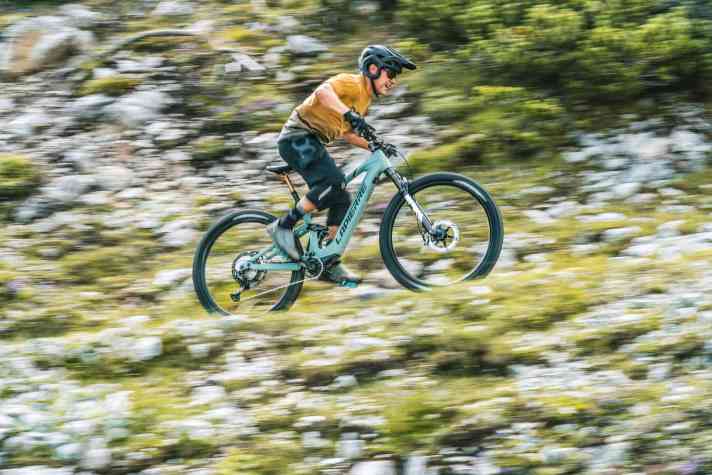 EMTB-Tester Christian Schleker bei der Arbeit.