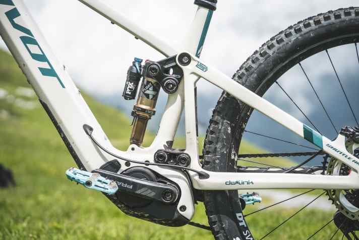 DW-Link-Hinterbau mit 148 Millimeter Hub. Das feste hintere Rahmendreieck aus Carbon wird über zwei separate Wippen angelenkt.