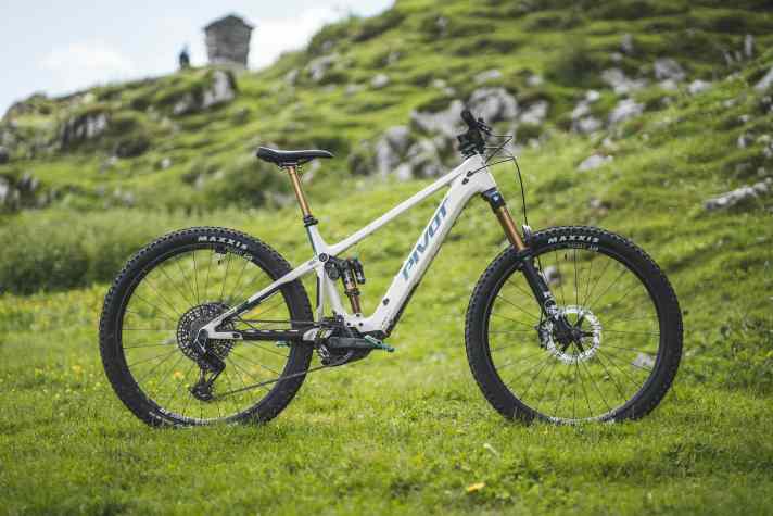 Das brandneue Pivot Shuttle AM Pro X0 Eagle Transmission: Bosch Performance CX // Powertube 750 // 160/148 mm Federweg // 29er-Laufräder // 22,3 Kilo // 12.199 Euro