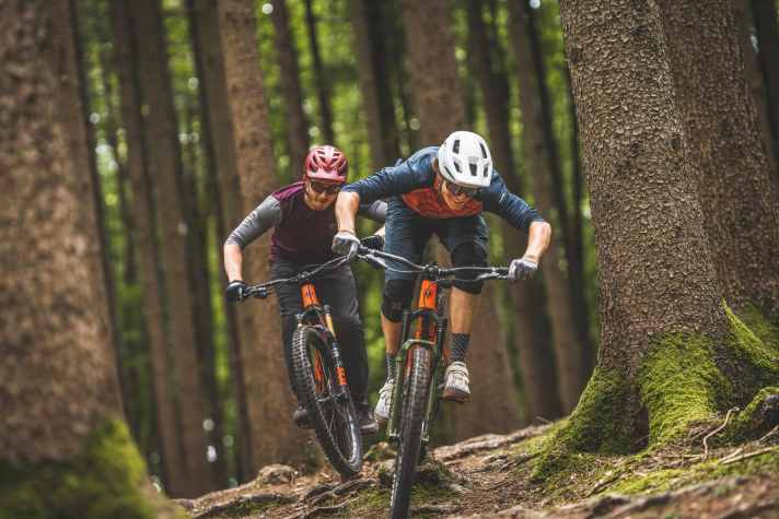 Nachdem den Gabeln im BIKE-Testlabor auf den Zahn gefühlt wurde, mussten sie sich einem umfangreichen Praxistest stellen. Verbaut in identischen Bikes lieferten sich die Konkurrentinnen knallharte Duelle.