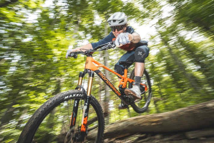 Mountainbiker müssen am Cockpit mit vielen Belastungen klarkommen. Unser Test zeigt: Spezielle Komfort-Produkte können dabei helfen, vollbringen aber keine Wunder.