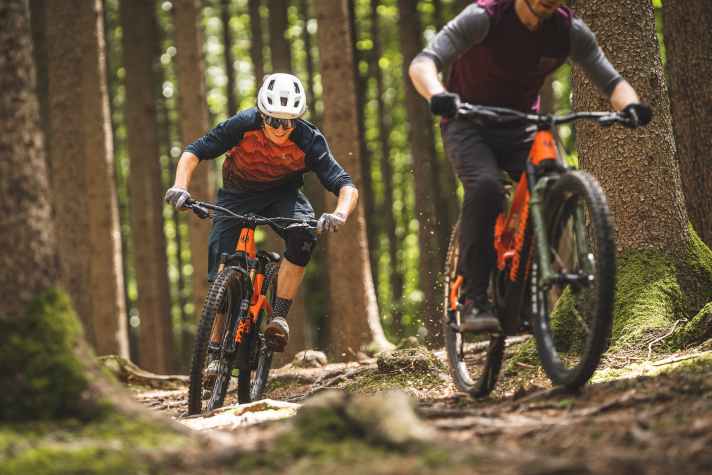 Mountainbikes wären ohne Federelemente heute nicht da, wo sie heute sind. Die meisten Federgabeln und Dämpfer, wie hier von Fox und Rockshox, werden derzeit in Asien produziert.