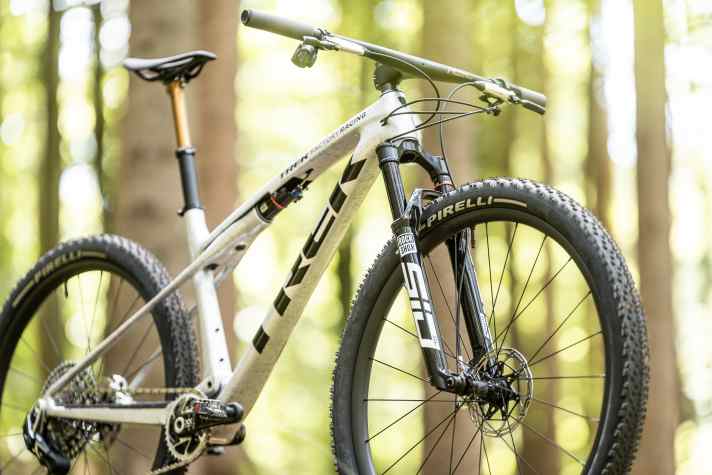 In Sachen Ästhetik lässt Trek wie gewohnt nichts anbrennen. Schönheit hat jedoch ihren Preis - im Falle des Trek Supercaliber 9.9 XX AXS Gen 2 sind das 11.499 Euro.