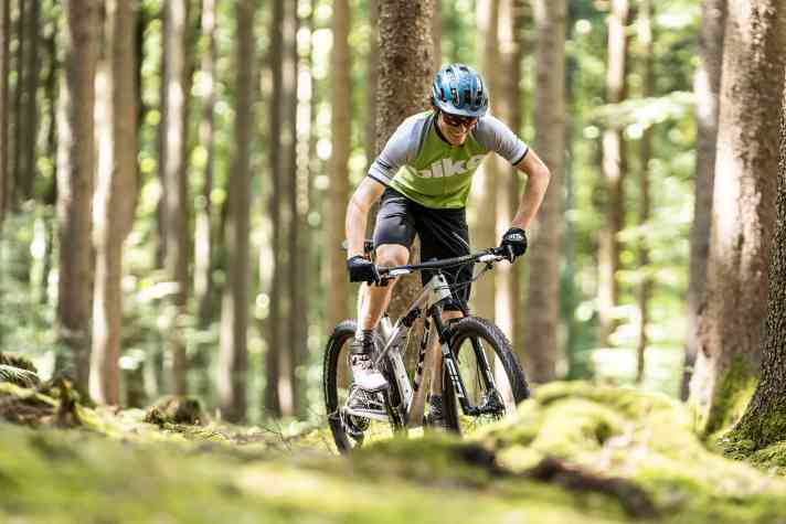 Auch die neuste Generation des Trek Supercaliber offenbart sich als maximal effizientes Racebike für den XC-Kurs.
