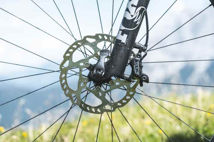 Mit vier Kolben liefert die Shimano SLX Scheibenbremse am Canyon Neuron eine ordentliche Bremspower.