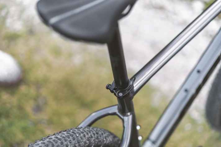 Dank Schnellspannklemmung ist die starre Stütze des Giant XTC Hardtails für die Abfahrt zum Glück schnell abgesenkt.
