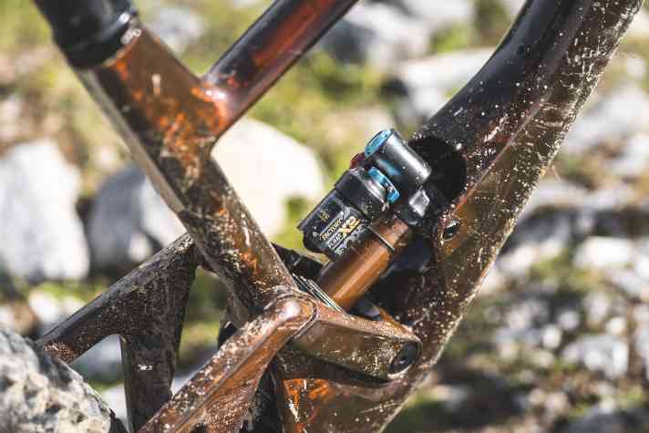Der Fox Float X2 Factory Dämpfer entlockt dem Hinterbau des Scor 4060 LT GX eine beeindruckende Sensibilität.